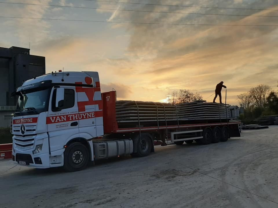 Van Thuyne levert predallen op je werf met ons eigen vervoer Van Thuyne levert predallen op je werf met ons eigen vervoer